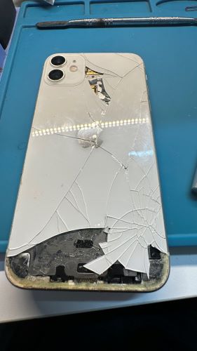 iPhone11 背面割れ修理　高田馬場　ダイワンテレコム　即日
